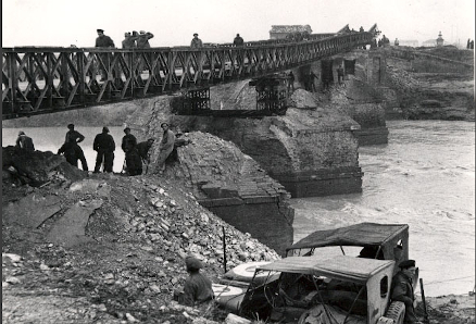 Foto d'epoca: l'arrivo a Ravenna degli Alleati grazie al ponte Bailey sui Fiumi Uniti 